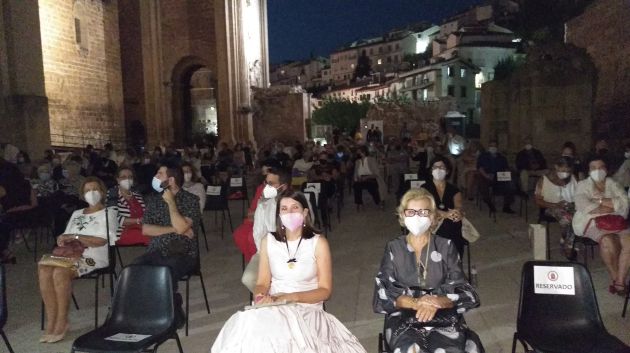 Carmen Gacía de Zúñiga acompañada de su madre y familires antes de pronunicar el pregón Carmen Gacía de Zúñiga acompañada de su madre y familires antes de pronunicar el pregón