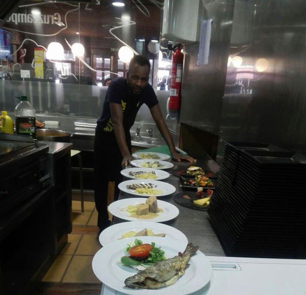 Mamadou en los fogones del restaurante en el que trabaja en Ciudad Real Mamadou en los fogones del restaurante en el que trabaja en Ciudad Real