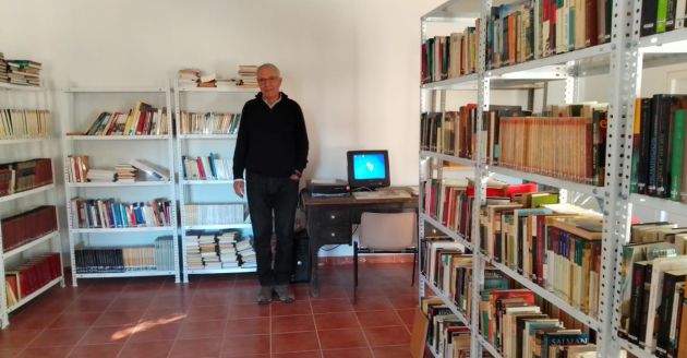 Antonio Bernal, en la biblioteca de Collados que él impulsó. Antonio Bernal, en la biblioteca de Collados que él impulsó.