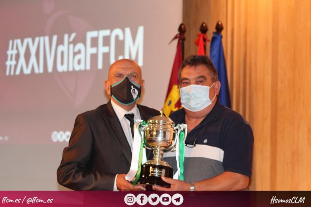 La FFCM entrega al CD Marchamalo la Copa de Campeón de Liga en 3ª División 2020-2021. La FFCM entrega al CD Marchamalo la Copa de Campeón de Liga en 3ª División 2020-2021.
