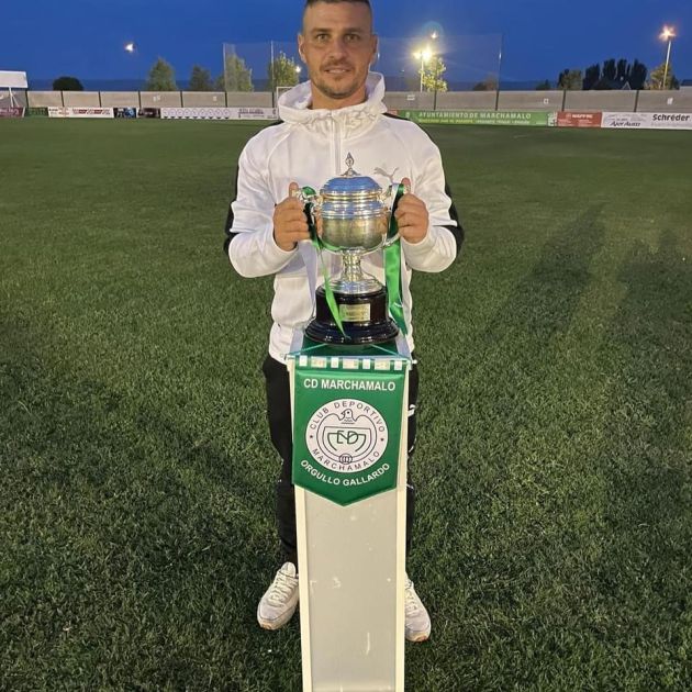 El entrenador del Marchamalo posa en La Solana con la Copa de Campeón de Liga de 3ª División El entrenador del Marchamalo posa en La Solana con la Copa de Campeón de Liga de 3ª División