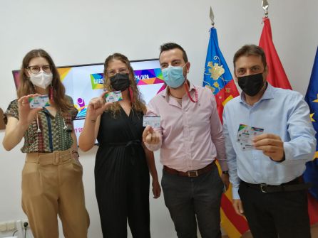Presentación del carnet que se repartirá a los socios de las AMPAS de Elda Presentación del carnet que se repartirá a los socios de las AMPAS de Elda