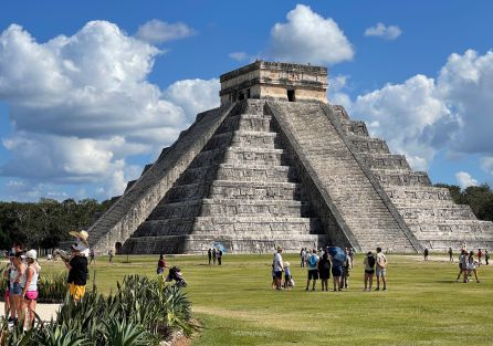 Pirámide de Chichén Itzá, en la ciudad maya del mismo nombre, que recuerda al diseño del teatro que quiere levantar Nacho Cano. Pirámide de Chichén Itzá, en la ciudad maya del mismo nombre, que recuerda al diseño del teatro que quiere levantar Nacho Cano.