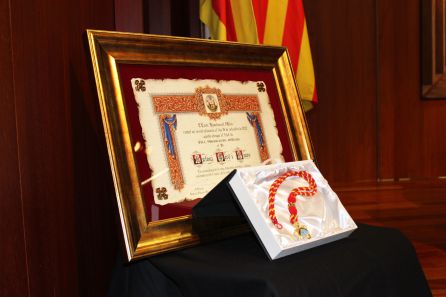 Pergamino de homenaje con el título de Hijo Predilecto y la Medalla de Oro de la ciudad Pergamino de homenaje con el título de Hijo Predilecto y la Medalla de Oro de la ciudad