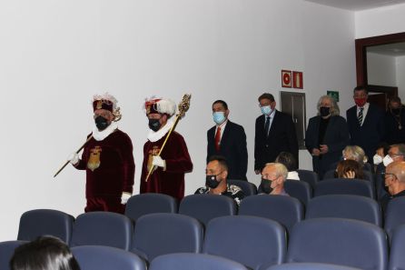 Entrada en el salón de actos del IVAM CADA Alcoi del alcalde, Toni Francés, el President de la Generalitat, Ximo Puig, el homenajeado Antoni Miró, y el President de Les Corts, Enric Morera Entrada en el salón de actos del IVAM CADA Alcoi del alcalde, Toni Francés, el President de la Generalitat, Ximo Puig, el homenajeado Antoni Miró, y el President de Les Corts, Enric Morera