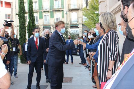 El President de la Generalitat, Ximo Puig, tras su llegada al IVAM CADA Alcoi, saluda a los concejales de la corporación municipal El President de la Generalitat, Ximo Puig, tras su llegada al IVAM CADA Alcoi, saluda a los concejales de la corporación municipal