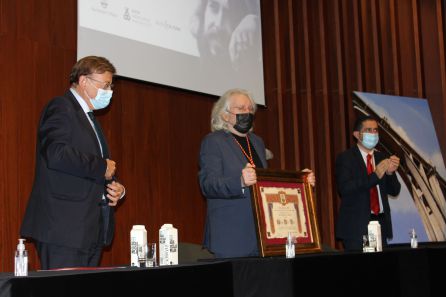 Antoni Miró en el centro de la imagen, flanqueado por el President de la Generalitat, Ximo Puig, y por el alcalde de Alcoy, Toni Francés Antoni Miró en el centro de la imagen, flanqueado por el President de la Generalitat, Ximo Puig, y por el alcalde de Alcoy, Toni Francés