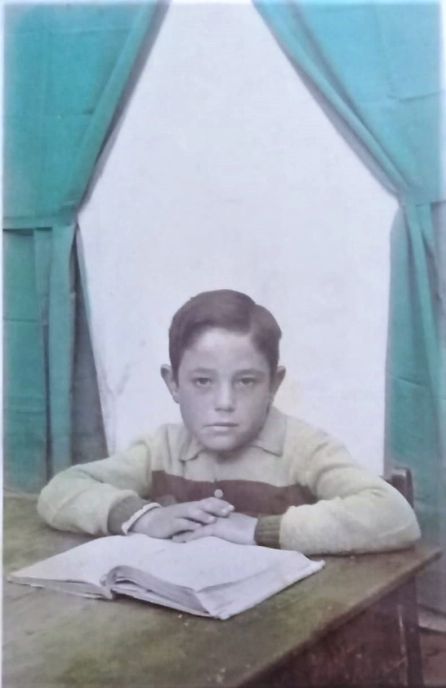 Año 1955. Aniceto Muñoz Mendoza con 9 años en una fotografía escolar coloreada. La única foto de su infancia. Poco tiempo tenía para ir a la escuela, puesto que lo primordial era ayudar a sus padres en las tareas agrícolas y en el puesto de venta del mercado. Año 1955. Aniceto Muñoz Mendoza con 9 años en una fotografía escolar coloreada. La única foto de su infancia. Poco tiempo tenía para ir a la escuela, puesto que lo primordial era ayudar a sus padres en las tareas agrícolas y en el puesto de venta del mercado.