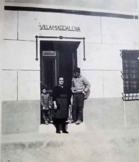 Año 1960. De dcha a izq: Aniceto con su madre, Magdalena Mendoza Subiela, (de Las Palas) y su sobrina Tina Sánchez Muñoz. Año 1960. De dcha a izq: Aniceto con su madre, Magdalena Mendoza Subiela, (de Las Palas) y su sobrina Tina Sánchez Muñoz.