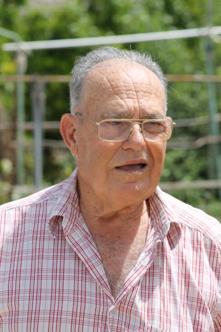 Año 2021. Aniceto y las manos con las que imparte su "don".
Después del alta hospitalaria por el derrame se instaló en La Magdalena, (población del Oeste Cartagenero) buscando un poco de la tranquilidad y calidad de vida que ofrecen los pueblos Año 2021. Aniceto y las manos con las que imparte su "don".
Después del alta hospitalaria por el derrame se instaló en La Magdalena, (población del Oeste Cartagenero) buscando un poco de la tranquilidad y calidad de vida que ofrecen los pueblos
