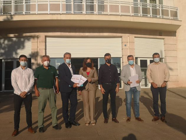 Los alcaldes registran el informe en la Delegacíon de Gobierno de la Junta de Andalucía y resto de adminsitraciones Los alcaldes registran el informe en la Delegacíon de Gobierno de la Junta de Andalucía y resto de adminsitraciones