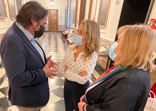 Los senadores Rafael Esteban y Riansares Serrano con la ministra de Transportes Raquel Sánchez Los senadores Rafael Esteban y Riansares Serrano con la ministra de Transportes Raquel Sánchez