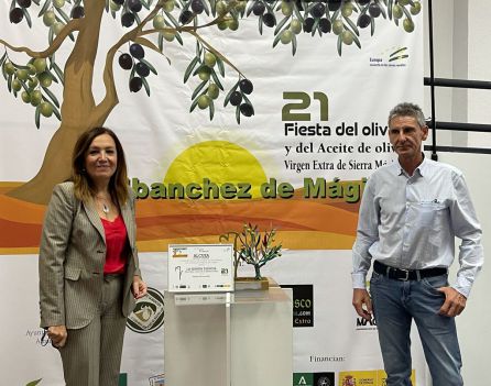 Andrés Ruiz, a la derecha, vicepresidente de la Cooperativa Stmo Crtisto de la Misericordia, recibia el premio Alcuza de manos de la subdelegada del gobierno, Catalina Madueño Andrés Ruiz, a la derecha, vicepresidente de la Cooperativa Stmo Crtisto de la Misericordia, recibia el premio Alcuza de manos de la subdelegada del gobierno, Catalina Madueño