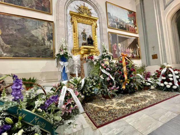 Entidades y devotos realizaron este sábado una ofrenda de flores a la Virgen de los Lirios en la iglesia de San Mauro y San Francisco. Entidades y devotos realizaron este sábado una ofrenda de flores a la Virgen de los Lirios en la iglesia de San Mauro y San Francisco.