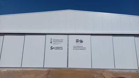 El aeropuerto de Castellón ha construido un nuevo hangar para las prácticas del curso de formación. El aeropuerto de Castellón ha construido un nuevo hangar para las prácticas del curso de formación.