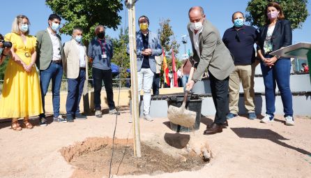 El alcalde, Emilio Sáez, en la plantación de un árbol El alcalde, Emilio Sáez, en la plantación de un árbol