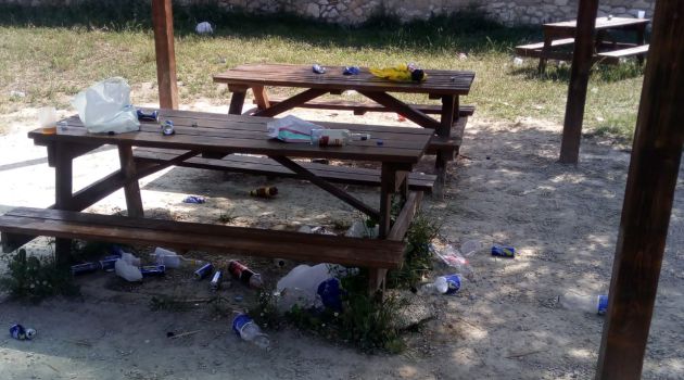 Restos del botellón en la Finca Ferrusa de Petrer Restos del botellón en la Finca Ferrusa de Petrer