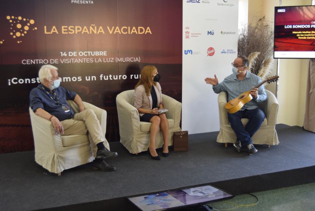 Macarena Berlín junto a los etnógrafos Manuel Muñoz Zielinski y Tomás García Macarena Berlín junto a los etnógrafos Manuel Muñoz Zielinski y Tomás García