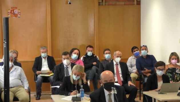 Acusados, en el fondo de la sala Acusados, en el fondo de la sala