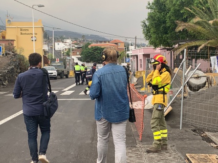 El periodista de la SER Javier Rodríguez narrando en directo la llegada de la lava a Todoque El periodista de la SER Javier Rodríguez narrando en directo la llegada de la lava a Todoque