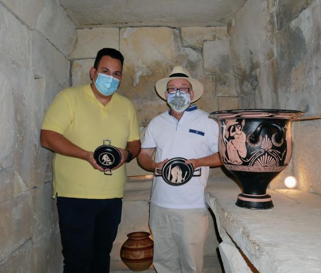 Rafael Cocer y Faustino Castillo muestran los kylix griegos que ya forman parte del ajuar Rafael Cocer y Faustino Castillo muestran los kylix griegos que ya forman parte del ajuar