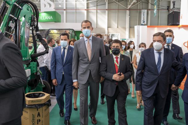 Visita de Felipe VI a Expoliva, junto al presidente de la Junta, Juanma Moreno; el presidente de la Diputación de Jaén y otras autoridades. Visita de Felipe VI a Expoliva, junto al presidente de la Junta, Juanma Moreno; el presidente de la Diputación de Jaén y otras autoridades.