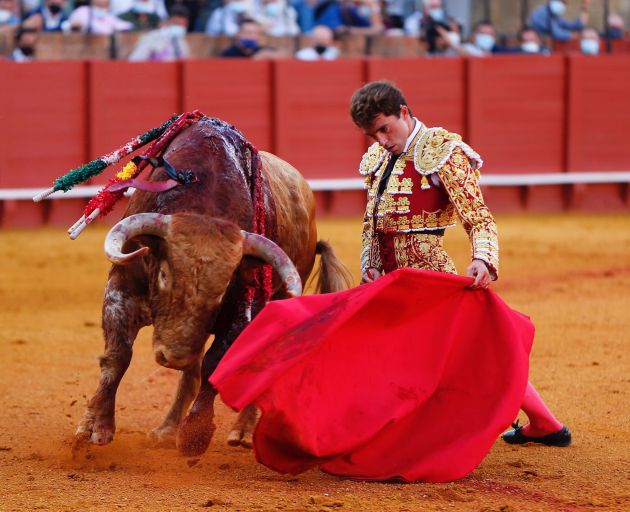 Rafael Serna en un ayudado por el pitón izquierdo al primer toro de su lote, tercero de la tarde Rafael Serna en un ayudado por el pitón izquierdo al primer toro de su lote, tercero de la tarde