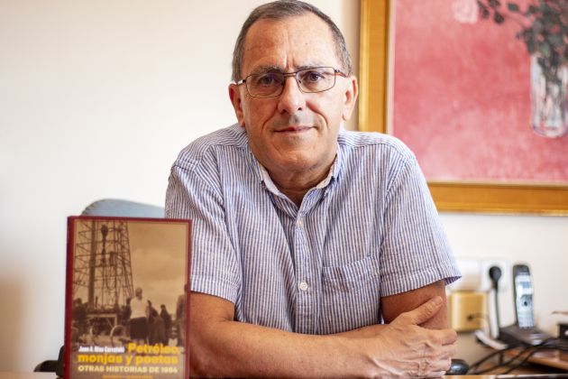 Juan Antonio Ríos con un ejemplar de su libro 'Petróleo, monjas y poetas' Juan Antonio Ríos con un ejemplar de su libro 'Petróleo, monjas y poetas'