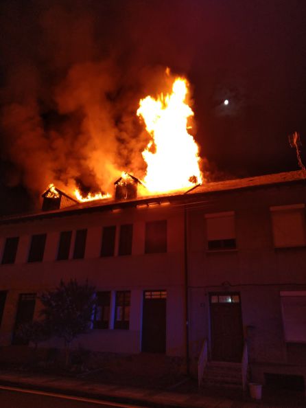 el fuego afectó en primer lugar a toda la cubierta el fuego afectó en primer lugar a toda la cubierta