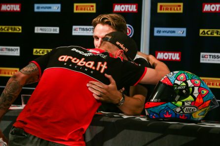 Davies y Scott Redding en boxes Davies y Scott Redding en boxes