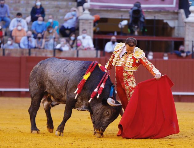 Antonio Ferrera en un muletazo natural al quinto toro de la tarde Antonio Ferrera en un muletazo natural al quinto toro de la tarde
