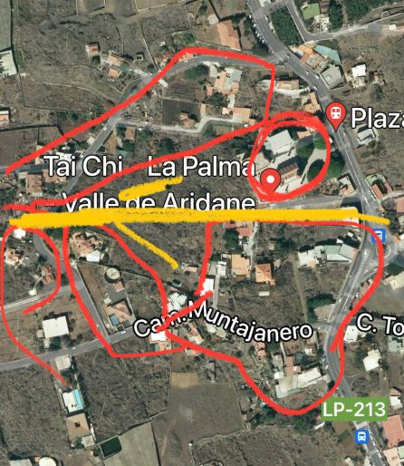 En rojo se señalan los núcleos de viviendas que se intentan salvar, además de la iglesia. En amarillo, la zona por donde se está intentando reconducir la lava. En rojo se señalan los núcleos de viviendas que se intentan salvar, además de la iglesia. En amarillo, la zona por donde se está intentando reconducir la lava.