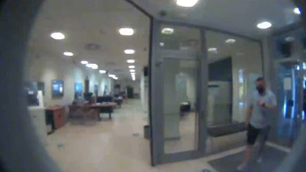 El detenido en el momento de entrar al banco El detenido en el momento de entrar al banco