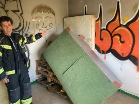 El jefe del equipo de Bomberos de Ponferrada, Olivier Bao, explica a los medios los detalles de la combustión de la estancia que incendiarán para ver el comportamiento del fuego real El jefe del equipo de Bomberos de Ponferrada, Olivier Bao, explica a los medios los detalles de la combustión de la estancia que incendiarán para ver el comportamiento del fuego real