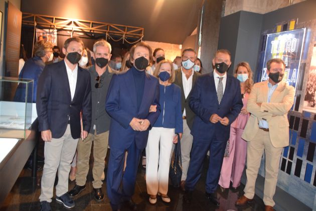 Raphael junto a su familia y representantes de la Corporación Municipal en su museo. Raphael junto a su familia y representantes de la Corporación Municipal en su museo.