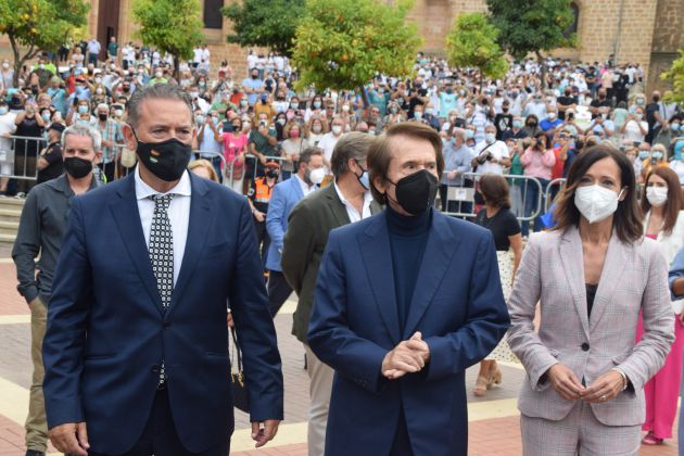 Raphael, junto al alcalde de Linares, Raúl Caro, y la delegada del Gobierno de la Junta en Jaén, Maribel Lozano. Raphael, junto al alcalde de Linares, Raúl Caro, y la delegada del Gobierno de la Junta en Jaén, Maribel Lozano.