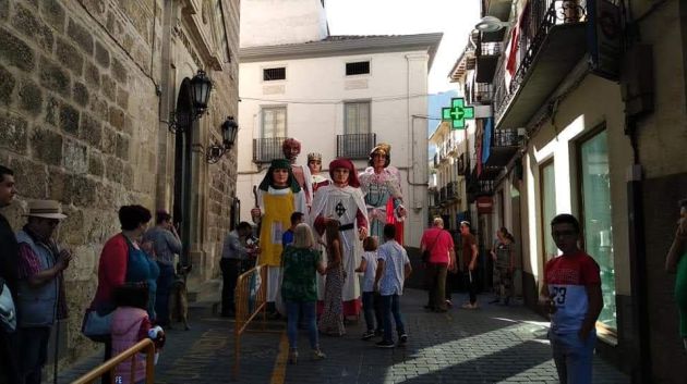 Salida de la Gigantada desde el Ayuntamiento de Cazorla Salida de la Gigantada desde el Ayuntamiento de Cazorla
