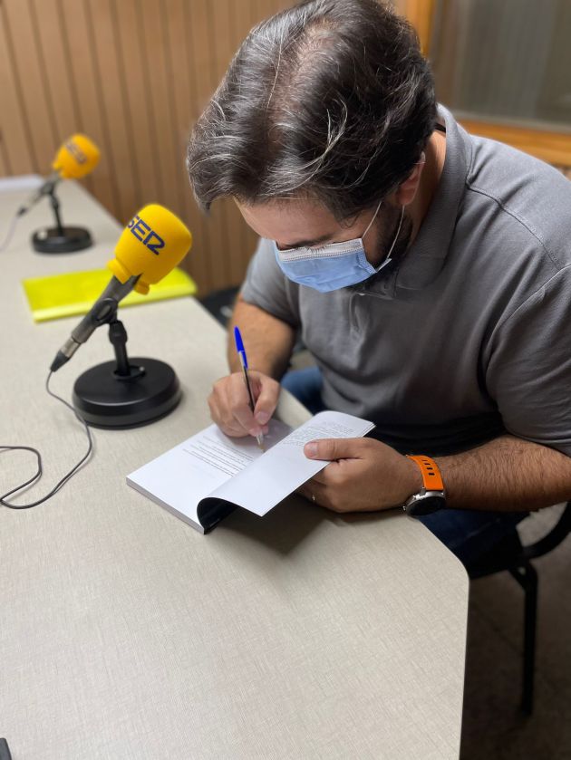JM Ferri firmando un ejemplar de su novela JM Ferri firmando un ejemplar de su novela