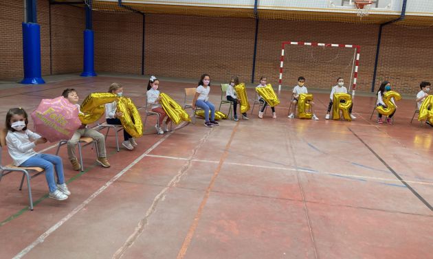 Algunos de los escolares presentes en el acto del 50 aniversario Algunos de los escolares presentes en el acto del 50 aniversario