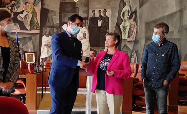 La presidenta del Consejo General de Trabajo Social, Emiliana Vicente, le entrega un pin conmemorativo al presidente de la Diputación, Jose Manuel Caballero La presidenta del Consejo General de Trabajo Social, Emiliana Vicente, le entrega un pin conmemorativo al presidente de la Diputación, Jose Manuel Caballero