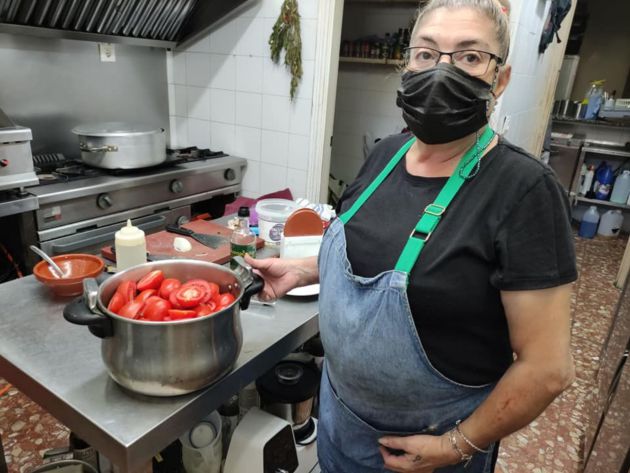 Rocío, preparando la sopa de tomate Rocío, preparando la sopa de tomate