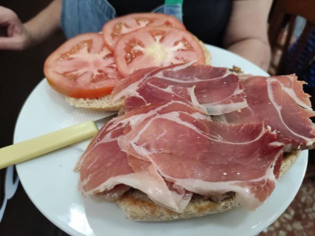Mollete con presa ibérica, jamón y tomate Mollete con presa ibérica, jamón y tomate