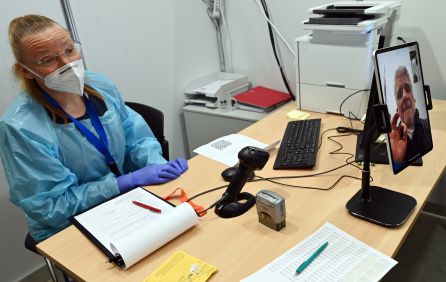 Una consulta médica con un intérprete a través de videollamada Una consulta médica con un intérprete a través de videollamada