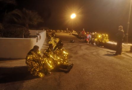 Migrantes rescatados en "Punta Burro", junto a la localidad lanzaroteña de Punta Mujeres. Migrantes rescatados en "Punta Burro", junto a la localidad lanzaroteña de Punta Mujeres.
