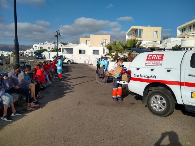 Migrantes llegados este domingo a Punta Mujeres, atendidos por Cruz Roja Lanzarote. Migrantes llegados este domingo a Punta Mujeres, atendidos por Cruz Roja Lanzarote.