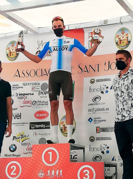 Pablo Garrido en lo más alto del podio como mejor participante local Pablo Garrido en lo más alto del podio como mejor participante local