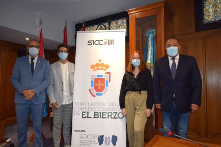Los estudiantes junto al presidente del CC del Bierzo y el alcalde de Ponferrada Los estudiantes junto al presidente del CC del Bierzo y el alcalde de Ponferrada