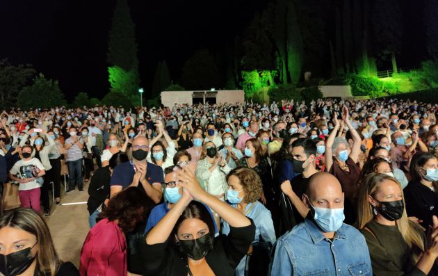 Rozalén en concierto en el Generalife, en el recinto de la Alhambra (Granada) con un público (aforo completo) entregado Rozalén en concierto en el Generalife, en el recinto de la Alhambra (Granada) con un público (aforo completo) entregado