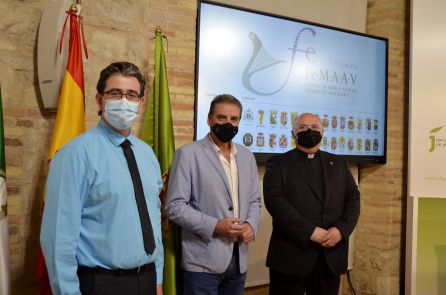 Director, Diputado y Deán, de izquierda a derecha, ante el cartel anunciador Director, Diputado y Deán, de izquierda a derecha, ante el cartel anunciador