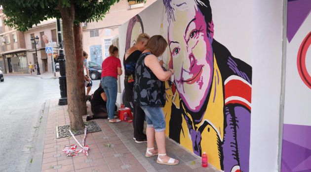 Gloria Fuertes es otro de los rostros de mujer que aparece en el muro feminista de Noelia Muriana Gloria Fuertes es otro de los rostros de mujer que aparece en el muro feminista de Noelia Muriana